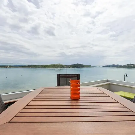 Family By The Sea Happy People Apartman