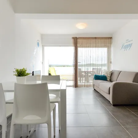Family By The Sea Happy People Apartman